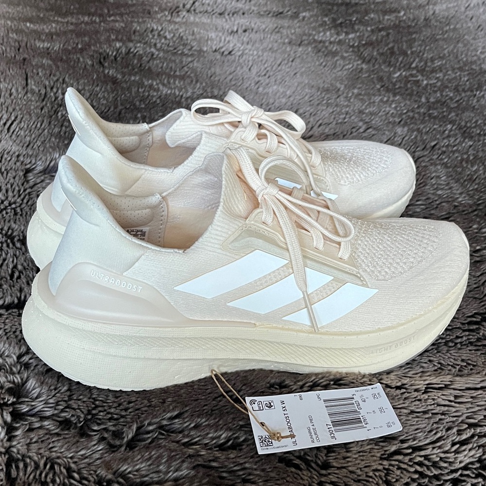 Adidas Ultraboost 5X size 8.5 in Wonder White